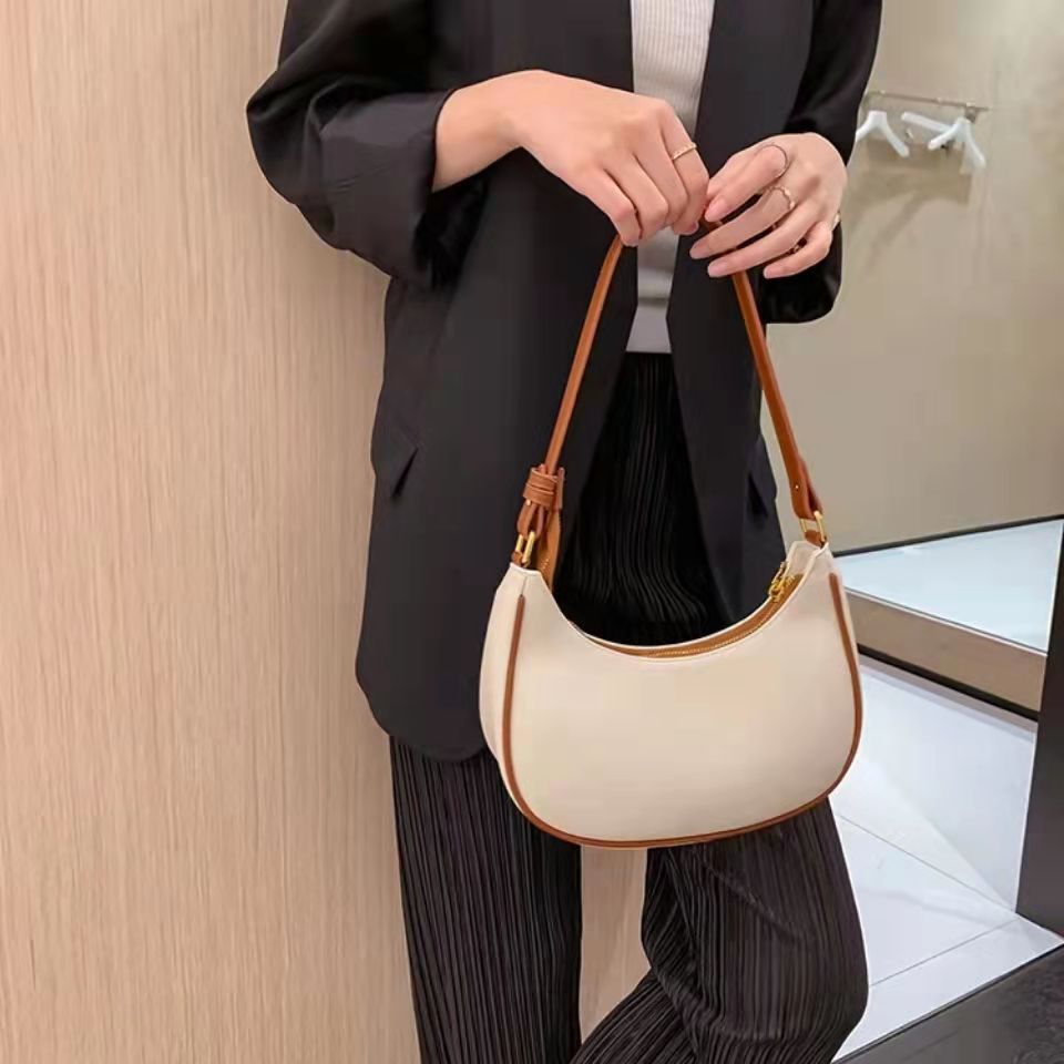 حقيبة صغيرة على شكل إبط أنثى 2 - مراجعة Women Bags Guess وسعره