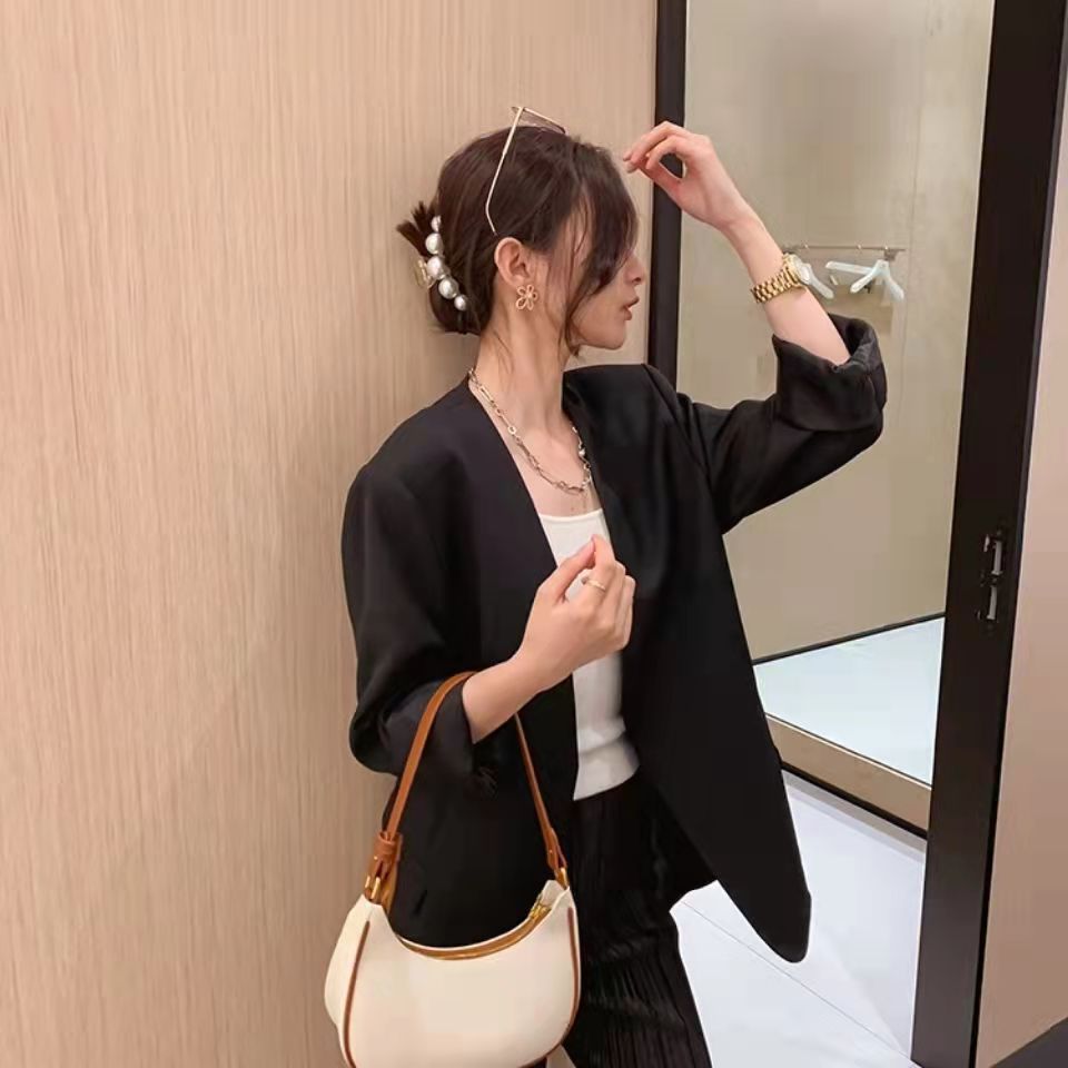 حقيبة صغيرة على شكل إبط أنثى 2 - مراجعة Women Bags Guess وسعره