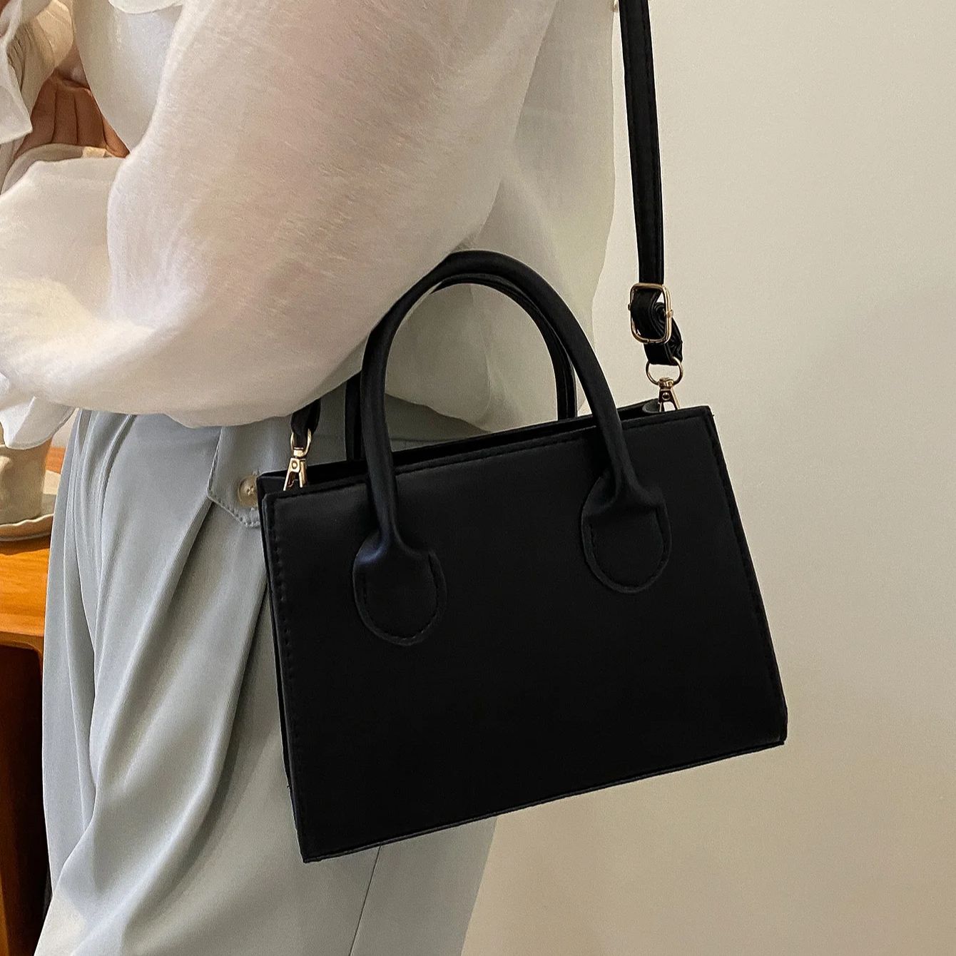 بو الجلود عارضة حقائب كروسبودي - مراجعة Women Bags Guess وسعره