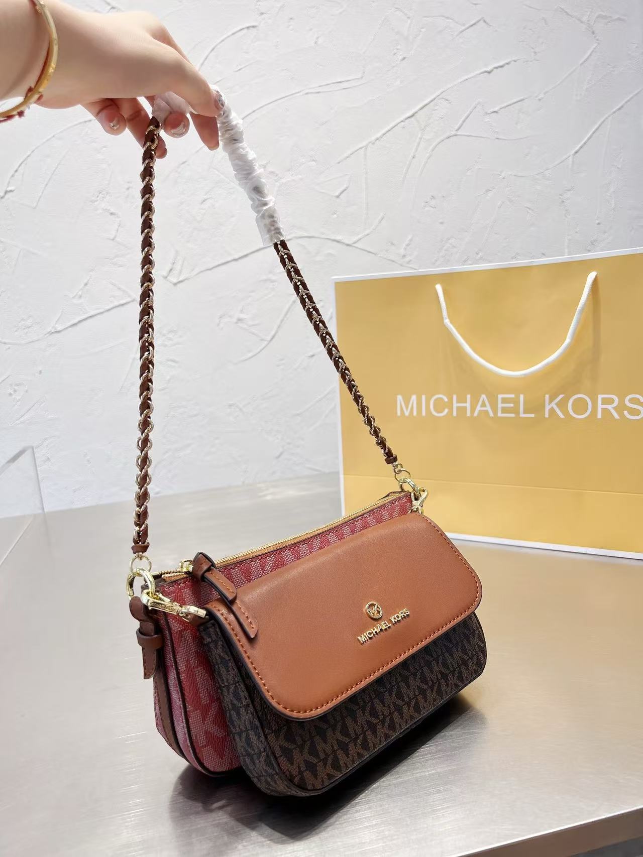 حقيبة كتف وحقيبة كروس بودي كبي - مراجعة Women'S Bags Michael Kors وسعره